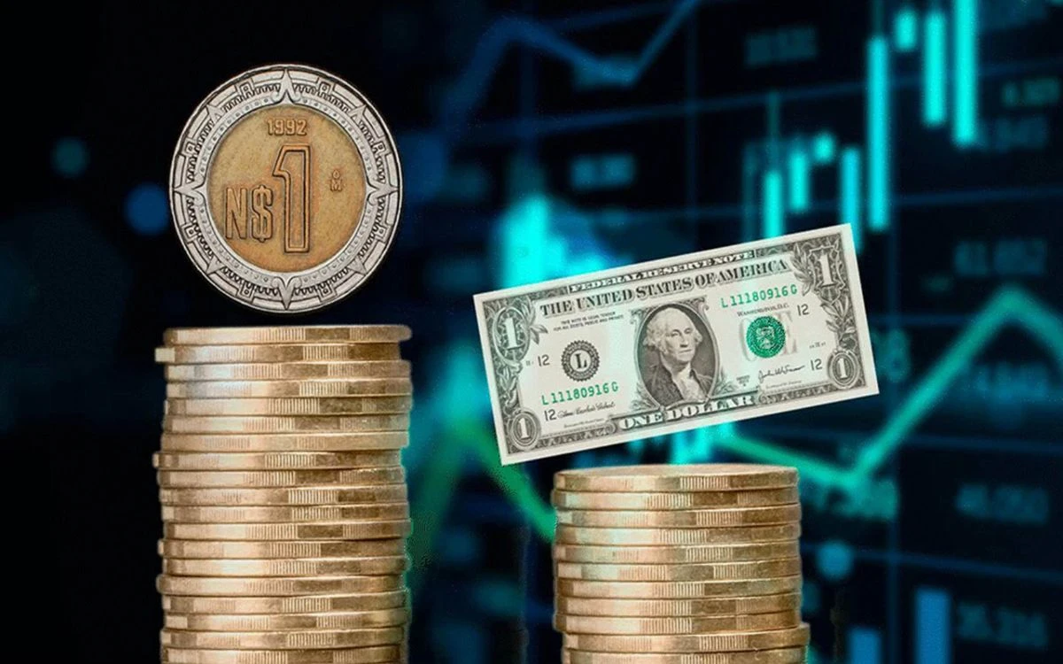 Peso sale ganando ante caída del dólar por posible cierre de gobierno de EE.UU.
