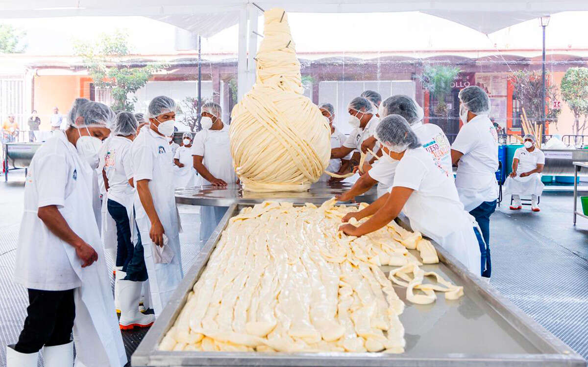 El quesillo más grande del mundo está en Oaxaca y logra Récord Guinness