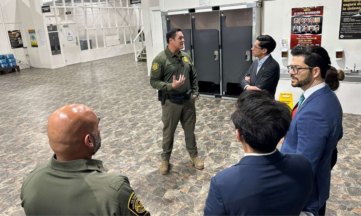 SRE visita centro de procesamiento de migrantes en Arizona