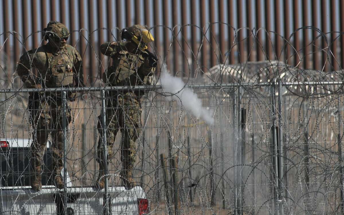 Militares de EU disparan gas pimienta a migrantes en Río Bravo