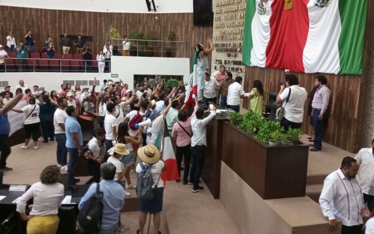 Manifestantes contra reforma al PJ dan portazo en congreso de Yucatán