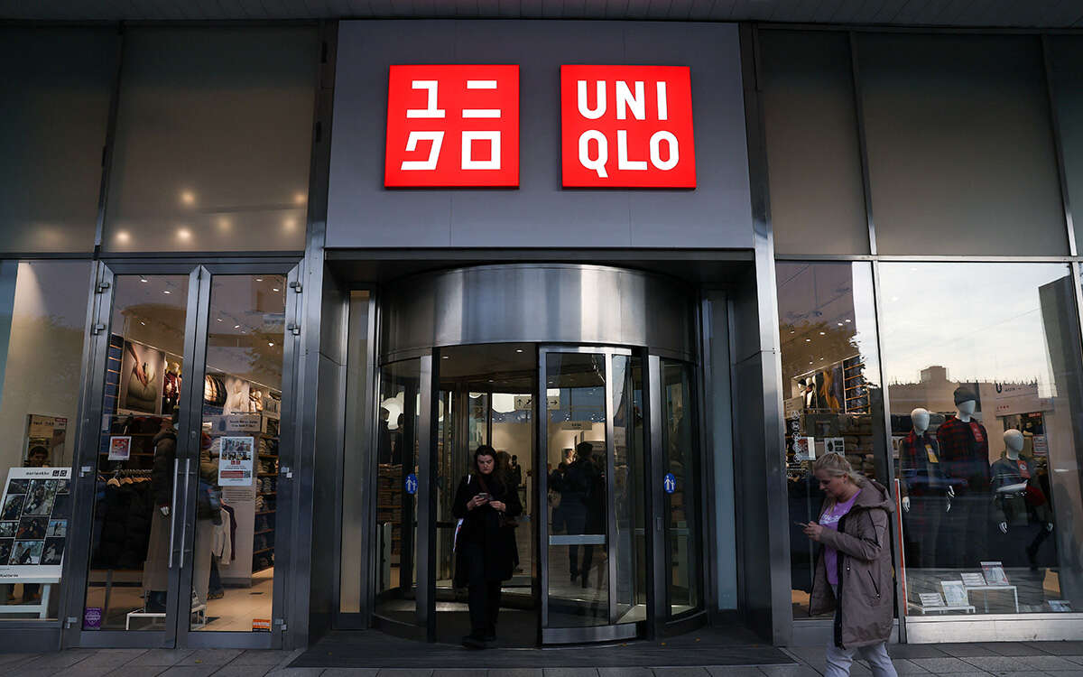 Detienen a encargado de una tienda Uniqlo en Tokio; grababa mujeres en los probadores