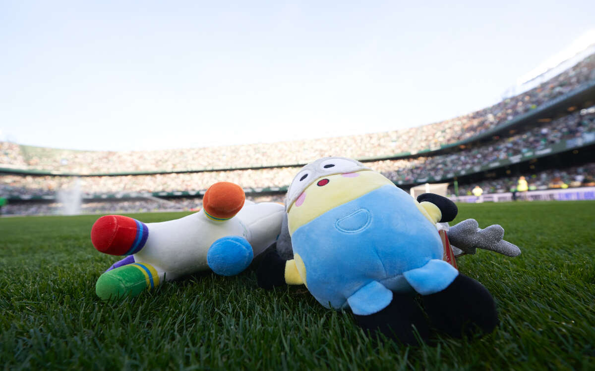 Recogen más de 20 mil muñecos de peluche en la cancha del Real Betis | Video