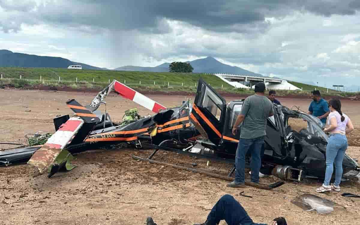 Video | Se desploma helicóptero en en Atoyac, Jalisco; 4 heridos