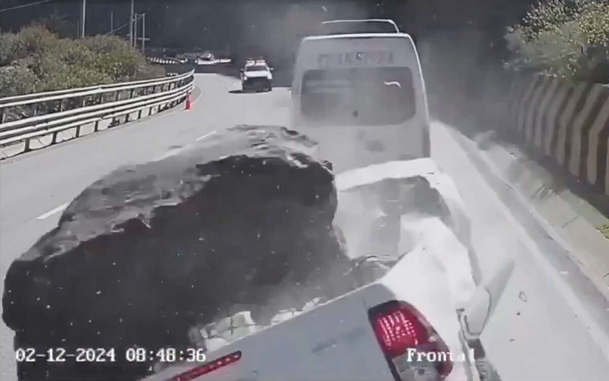 Roca gigante cae sobre una camioneta y deja tres muertos