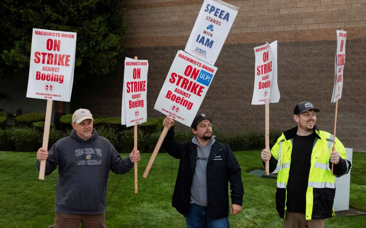 Amagan con extender huelga en Boeing; exigen mejores salarios