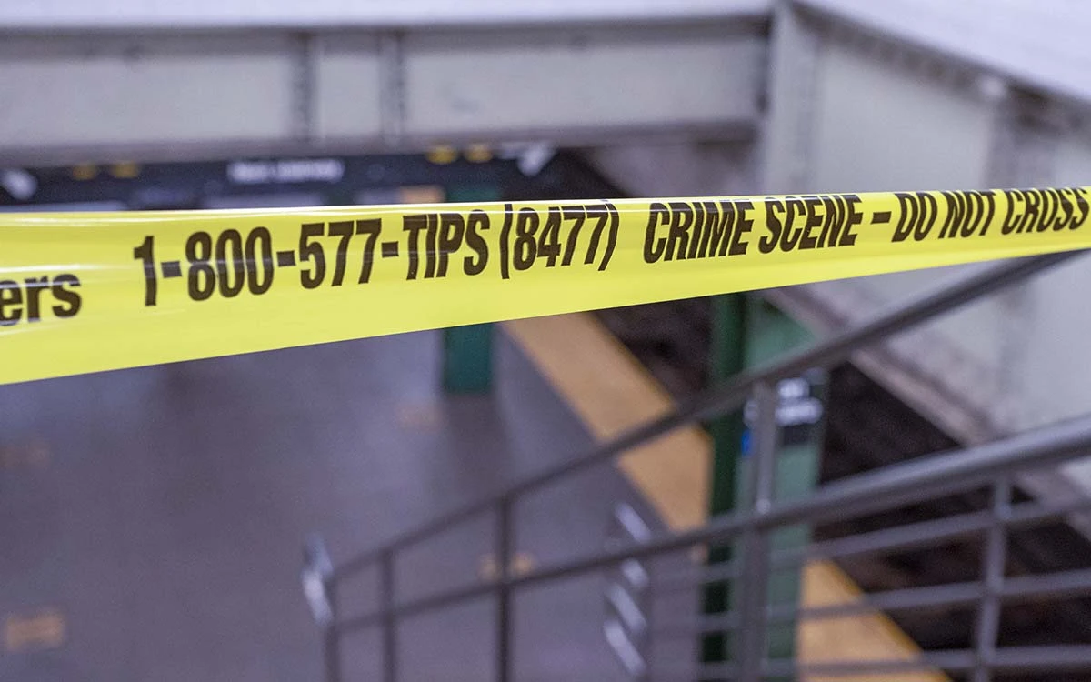 Qué es el ‘subway surfing’, posible causa de la muerte de un hombre en el metro de NY