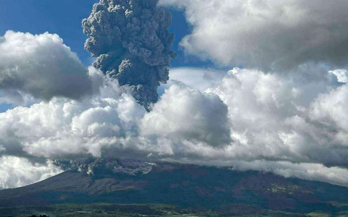 Evacuan 87 mil personas por la erupción del volcán Kanlaon