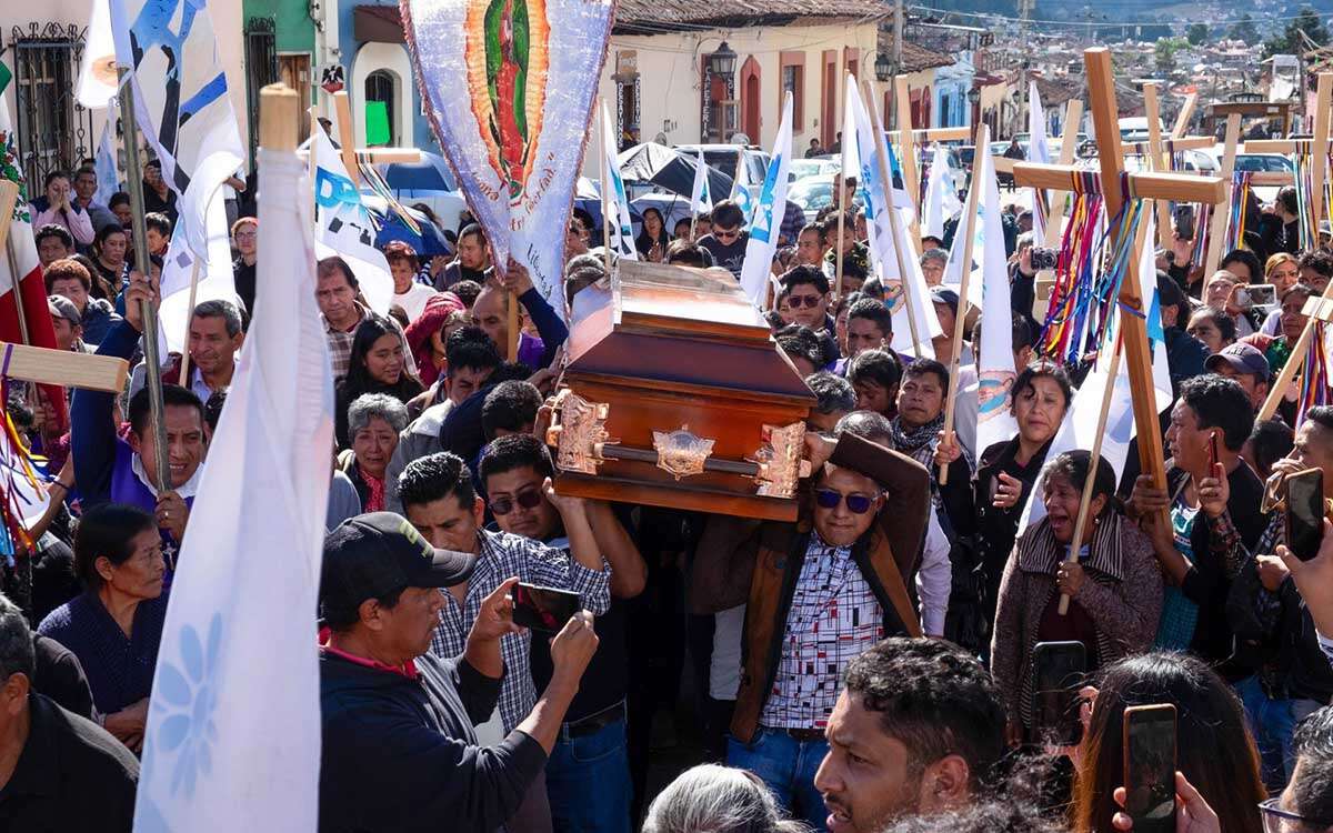 Miles de indígenas recibieron el cuerpo del sacerdote Marcelo Pérez al grito de ‘¡alto al crimen organizado!’