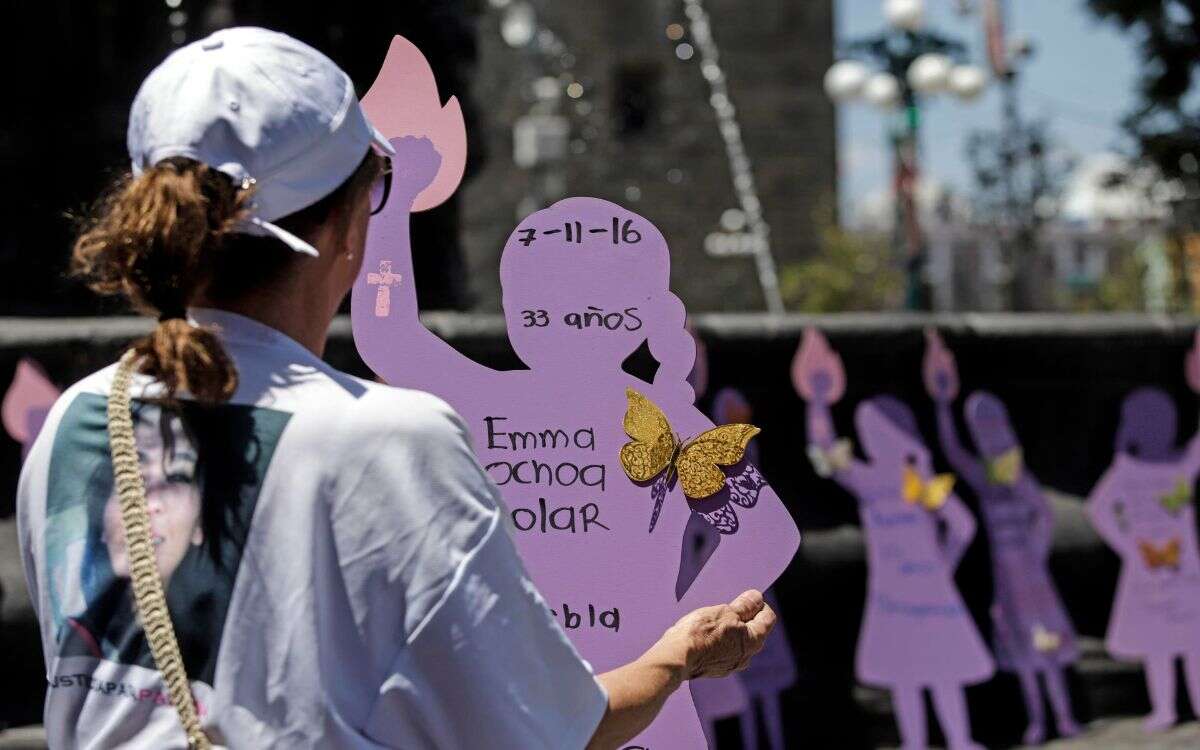 Padres buscadores recuerdan a sus desaparecidos con siluetas de madera en el Zócalo de Puebla