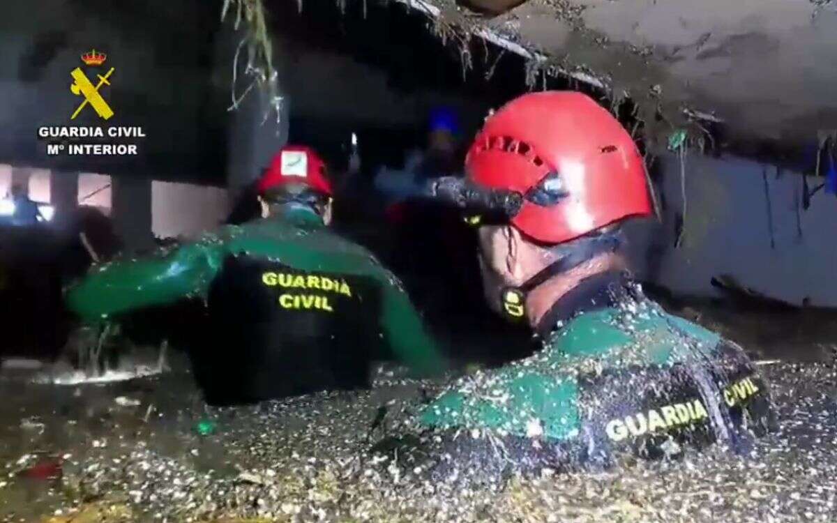 Video | Así rescatan cadáveres de ‘los parkings de la muerte’ inundados en España