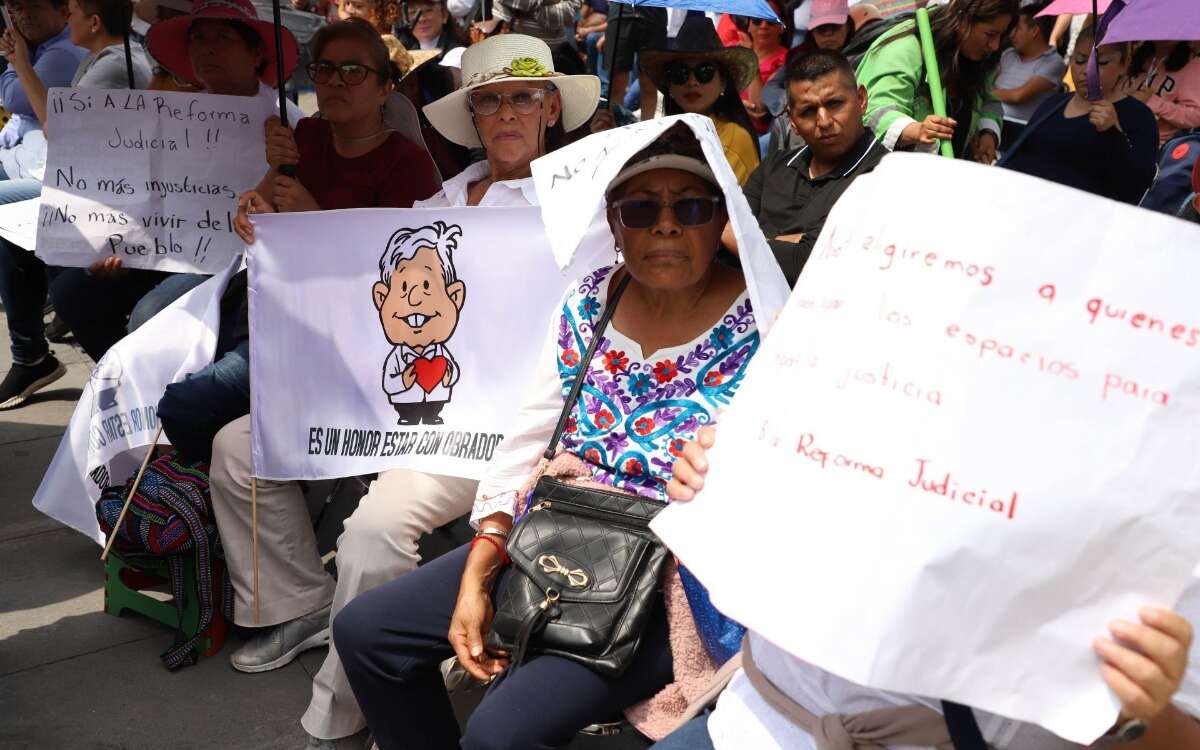 ‘Fuera Piña, fuera Piña’, claman morenistas en informe de AMLO