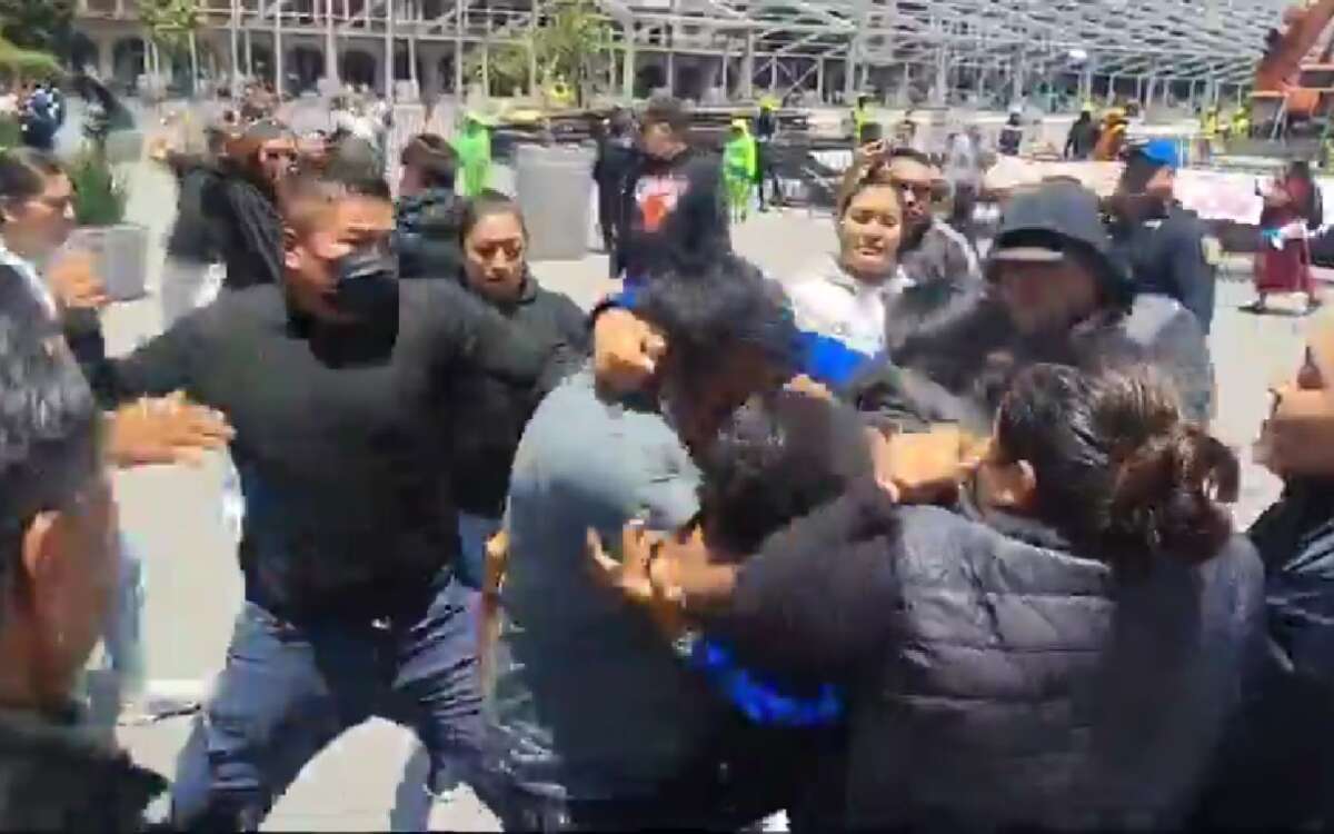 Protagonizan pelea en el Zócalo de la CDMX | Video