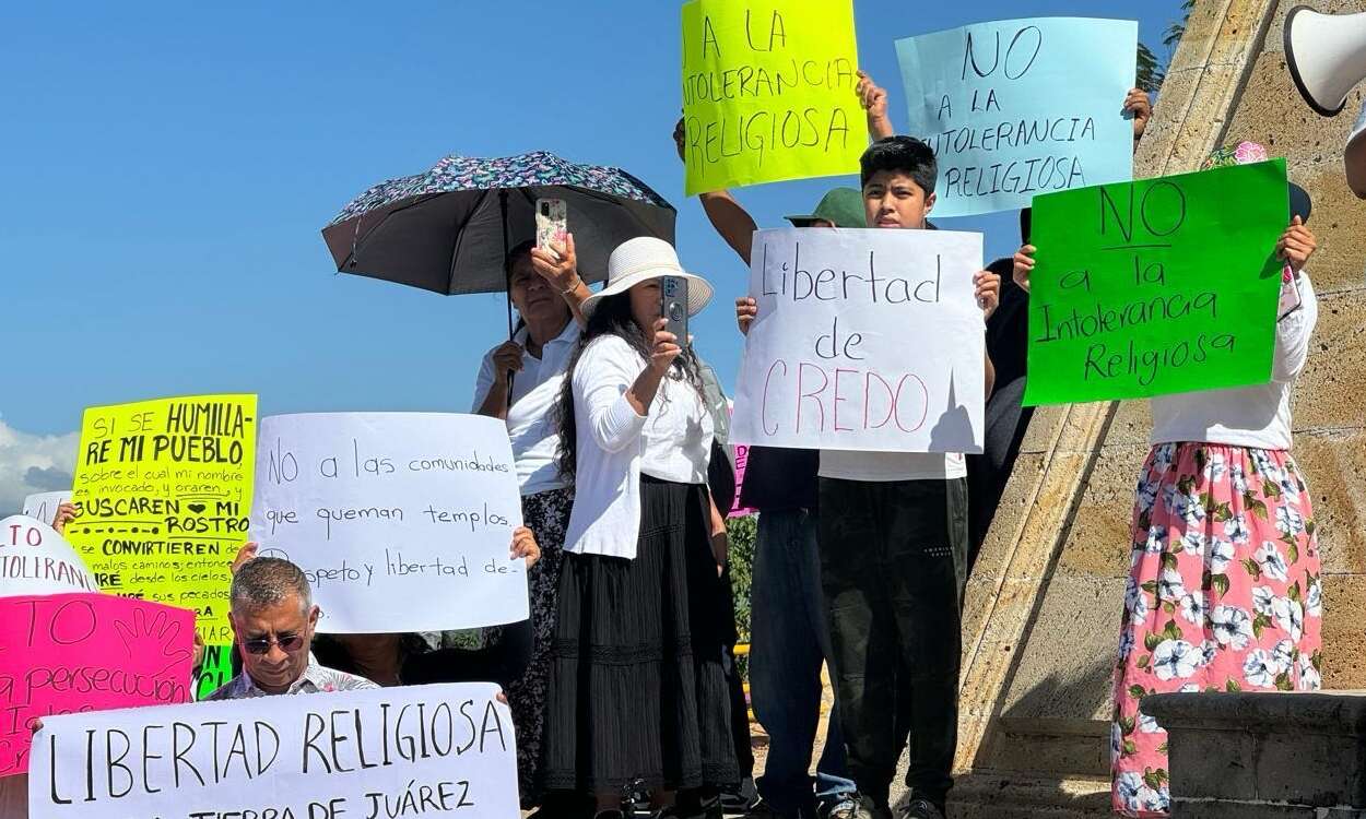 Desplazan a familias en Oaxaca por no profesar la religión católica  