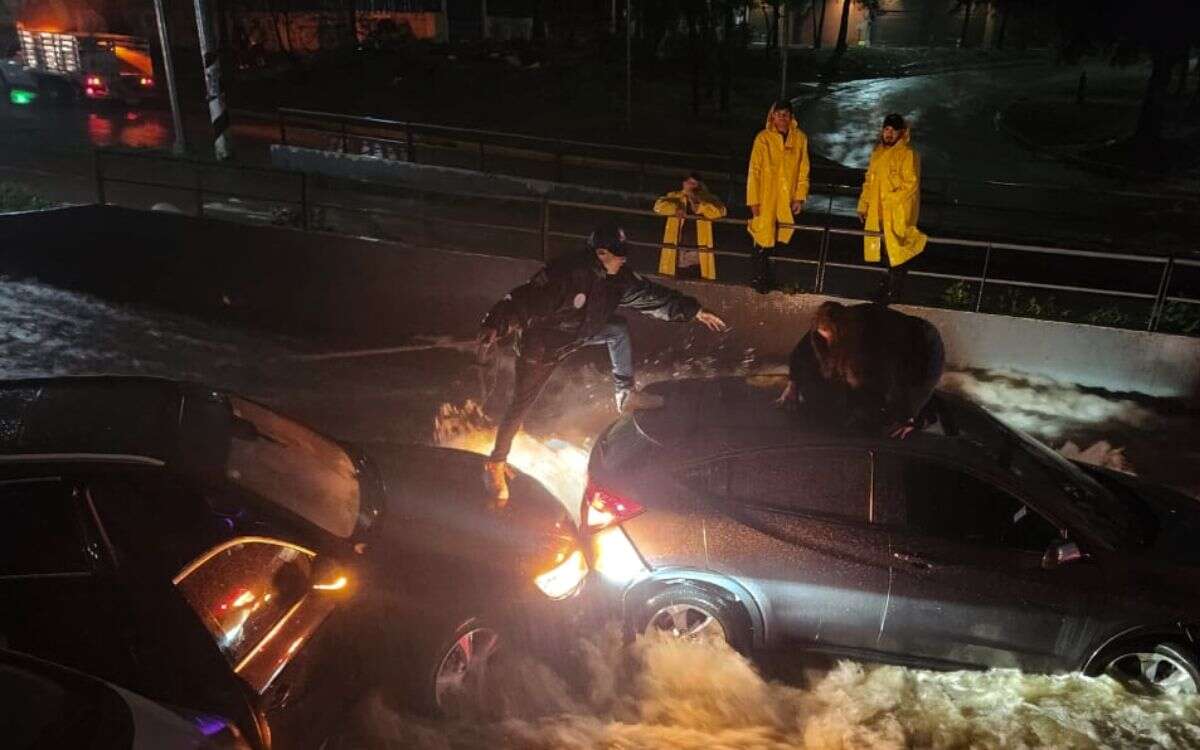 Naucalpan: Intensas lluvias provocan inundaciones y dejan vehículos varados