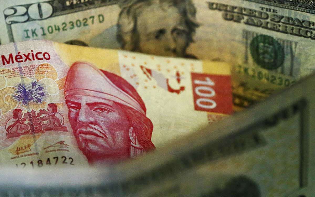 Peso mexicano retrocede ante expectativa de Banxico y la Fed