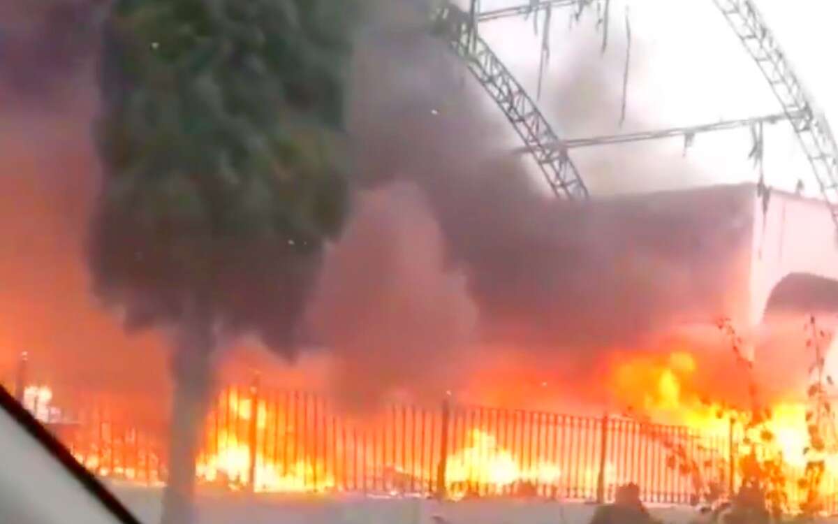 Reportan incendio de tianguis navideño en Teoloyucan, Estado de México