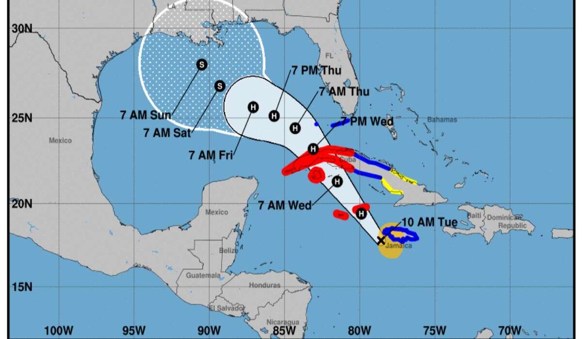 Alertan que Rafael se convierte en huracán de categoría 2