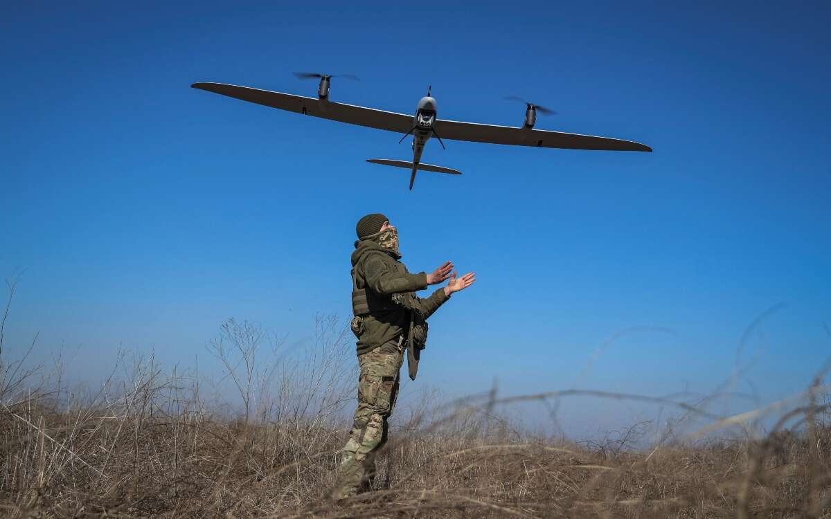 Ucrania bombardea refinería rusa con docenas de drones