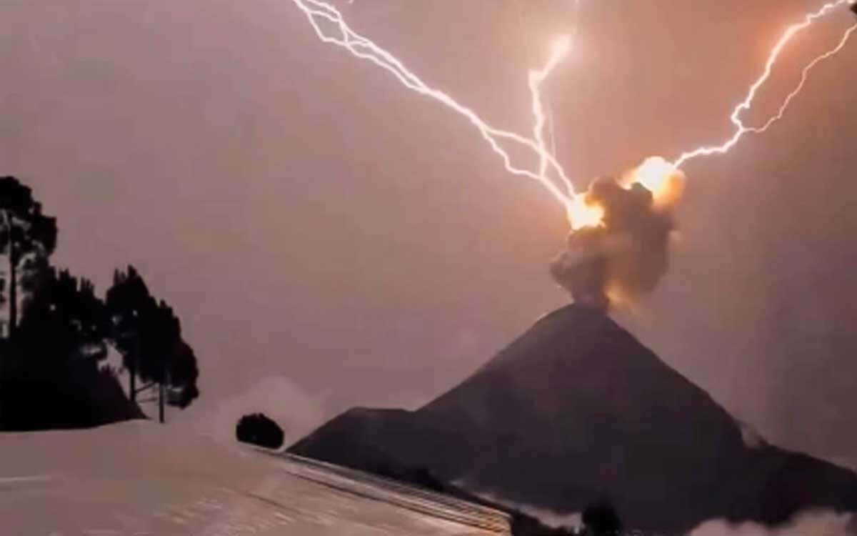 ¡Impresionante! Captan momento exacto del impacto de rayo en volcán en erupción | Video