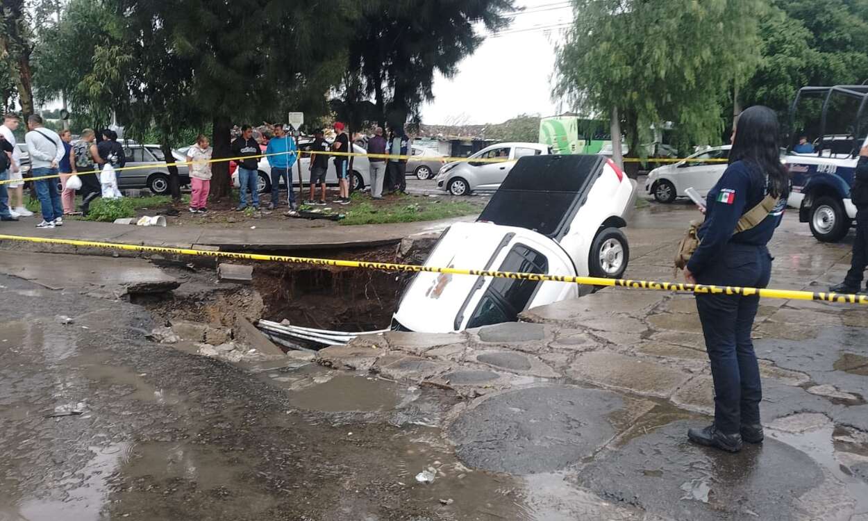 Video | Camioneta cae a socavón en Ecatepec