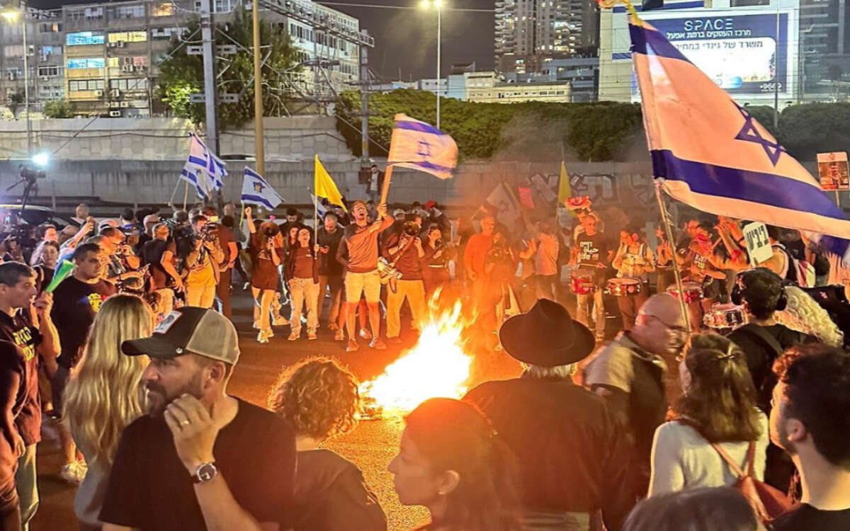 Protestas por la destitución de Yoav Gallant en ciudades de Israel | Video