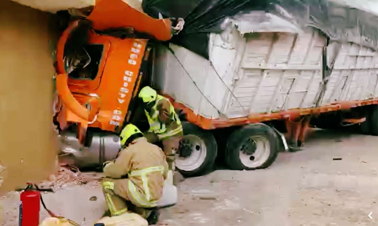 Videos | Tráiler choca contra casa en Oaxaca; hay una mujer muerta