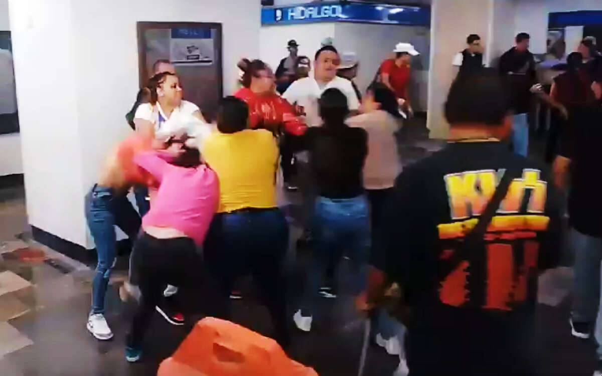 Reportan pelea campal en Metro Hidalgo