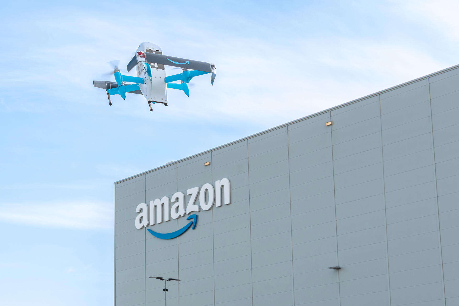 Amazon realizó con éxito su primera prueba de reparto con drones en Italia