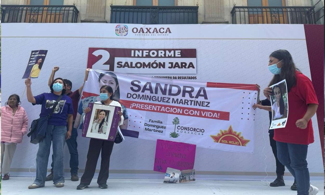 Familiares de activista desaparecida, Sandra Domínguez, protestan durante segundo informe de Salomón Jara