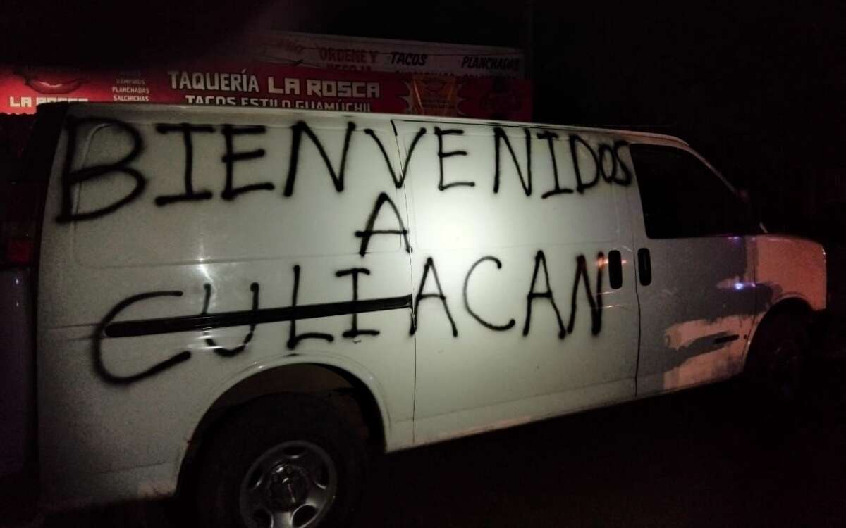 Abandonan camioneta con cuerpos y leyenda ‘Bienvenidos a Culiacán’ durante gira de AMLO a Sinaloa