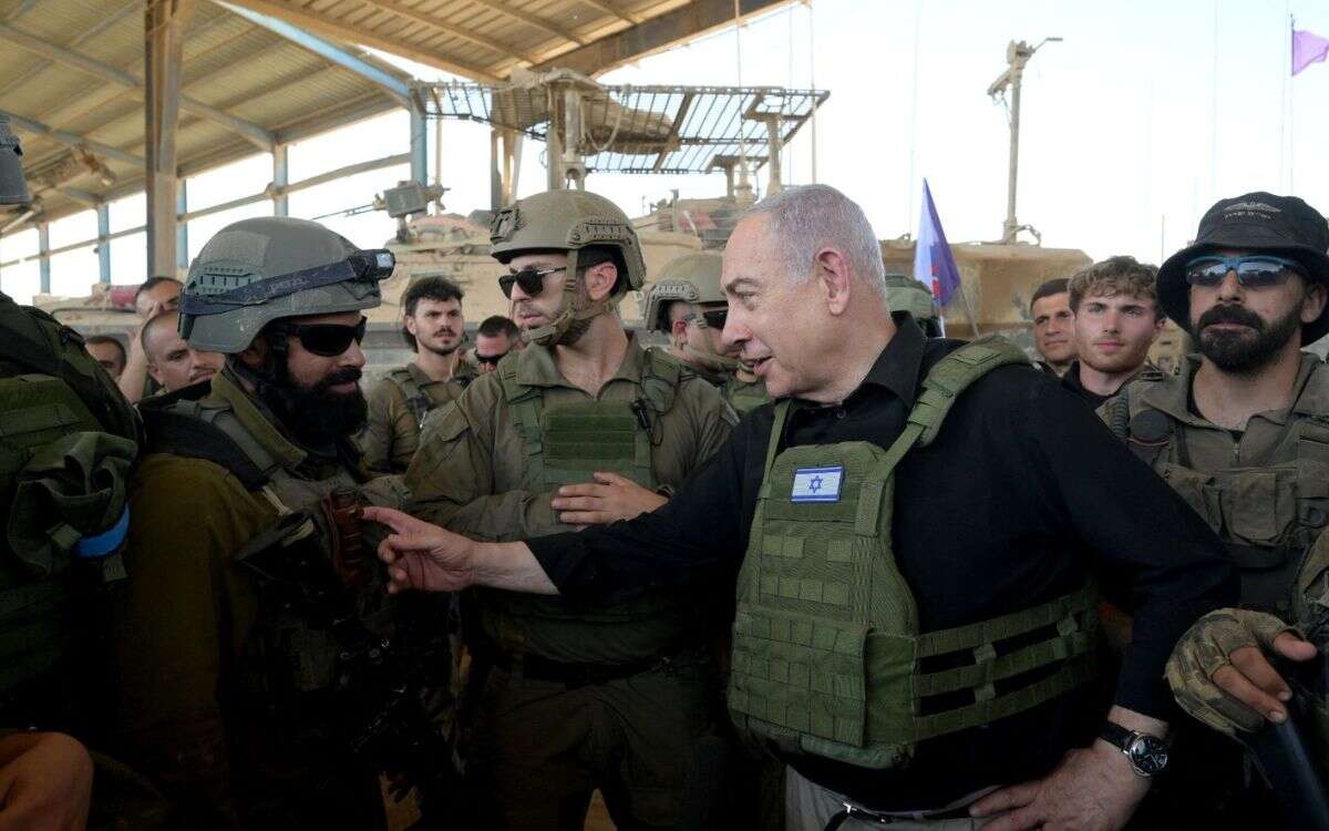 Netanyahu visita el sur de Gaza mientras exrehenes de Hamás le reclaman el alto al fuego