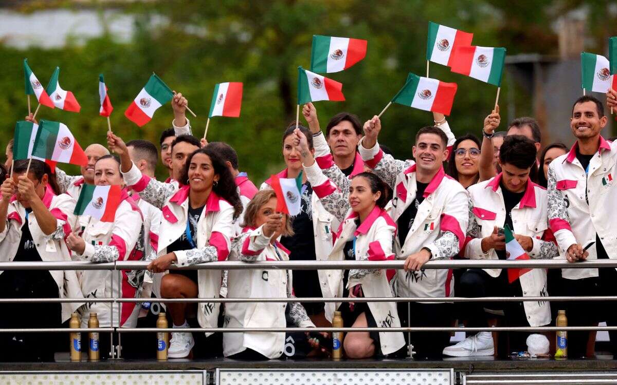 París 2024: Así viven atletas y aficionados mexicanos la inauguración de Juegos Olímpicos | Videos