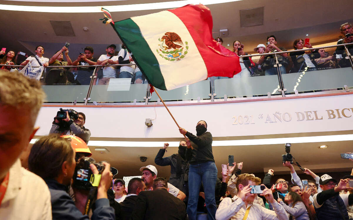 VIDEOS: Así fue el portazo en el Senado de la República