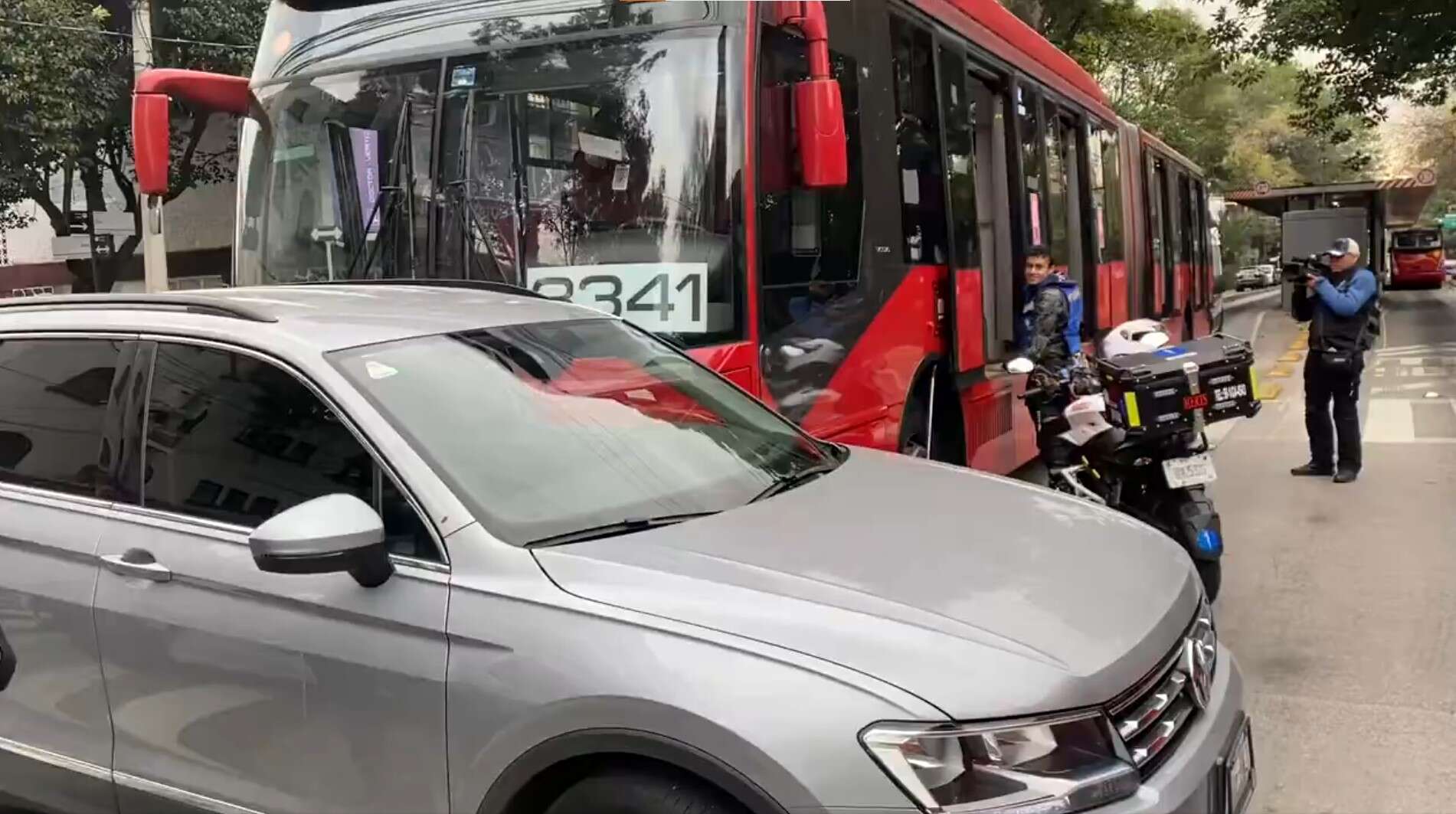 Metrobús de L2 choca contra camioneta; reportan 10 lesionados