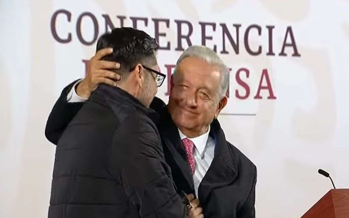 Rifa AMLO un ‘reloj’ entre representantes de medios de comunicación como despedida