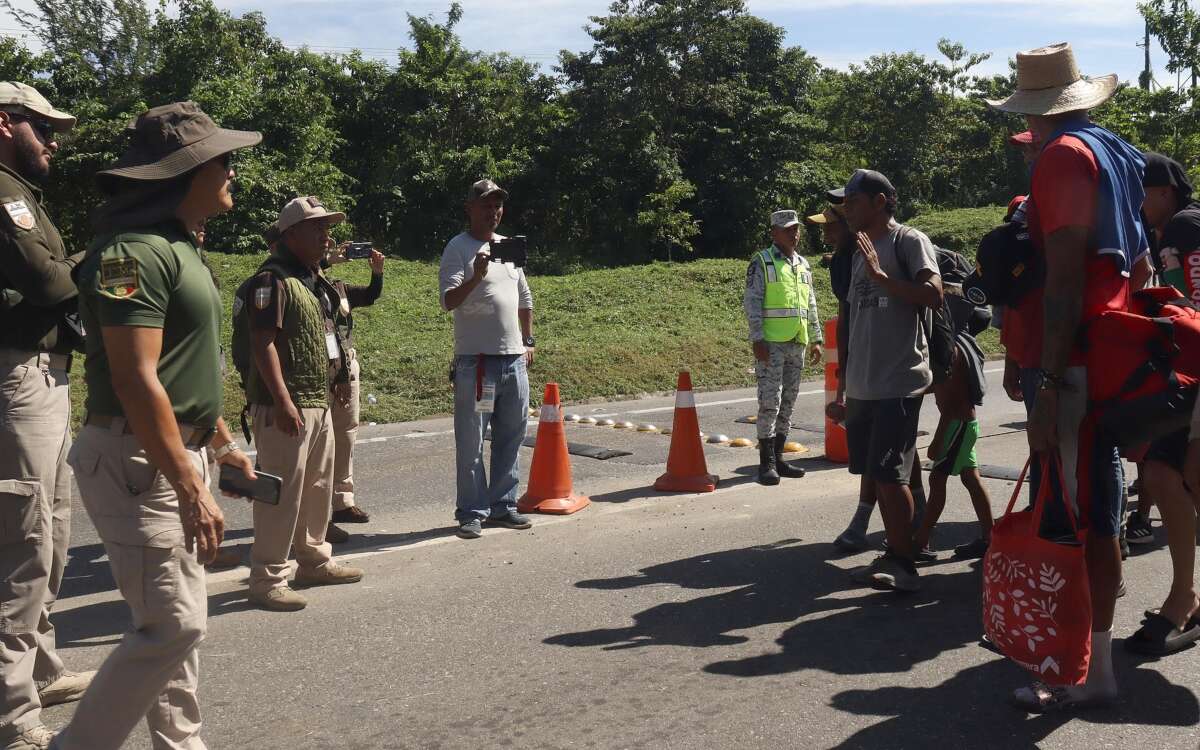 Acusan bloqueo de autoridades mexicanas a caravana migrante