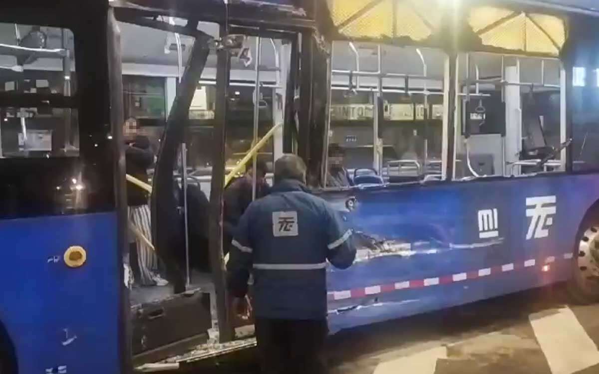 Autobús impacta a trolebús en Coyoacán; reportan pasajeros heridos