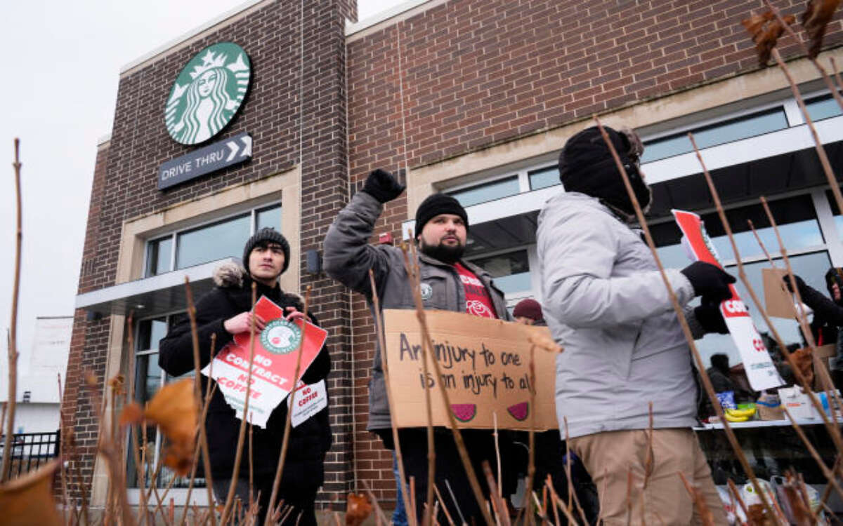 Se extiende huelga de Starbucks a más de 300 tiendas en Estados Unidos | Video