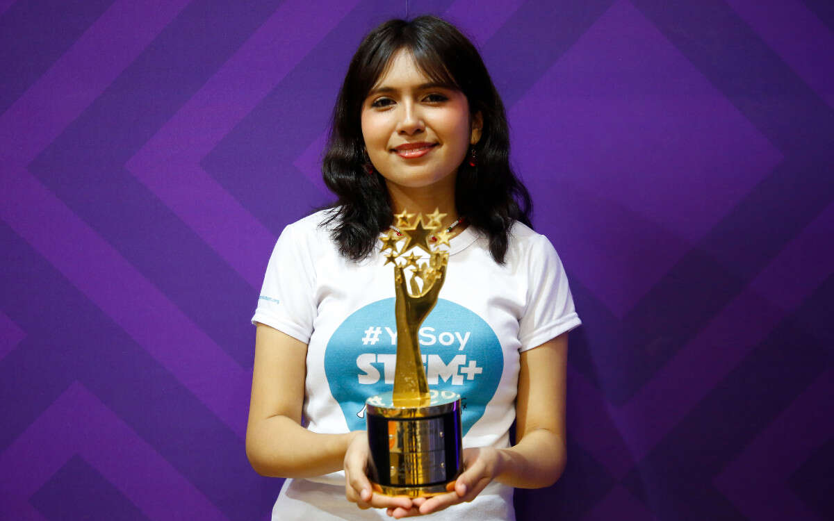 Exalumna Conalep recibe el premio a la mejor estudiante del mundo