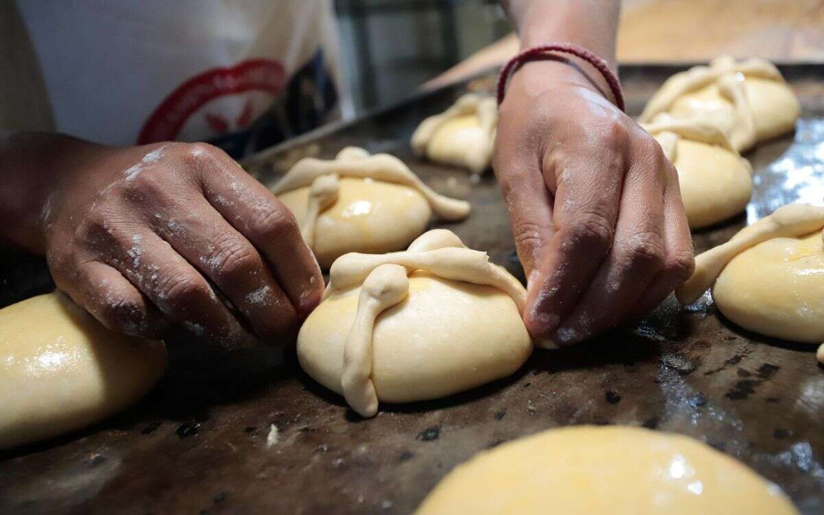 Cómo hacer pan de muerto casero para este Día de Muertos | Video