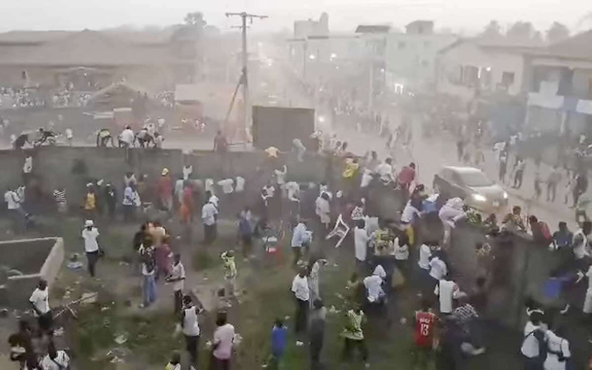 Decenas de muertos en enfrentamientos en un partido de fútbol en Guinea