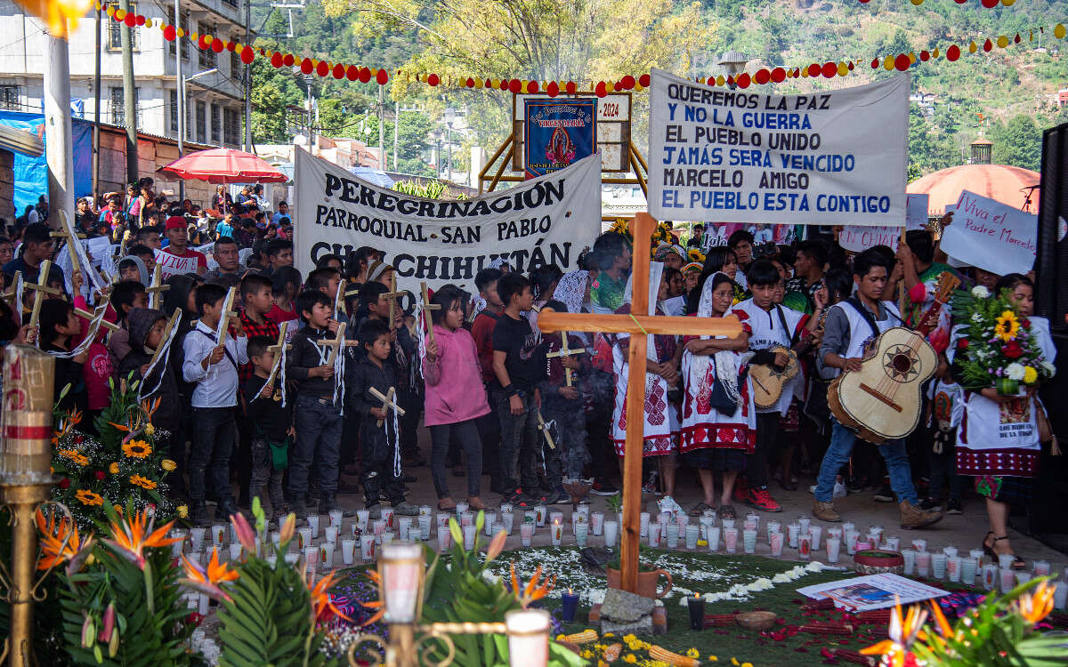 Marchan por justicia a un mes del asesinato del padre Marcelo Pérez en Chiapas