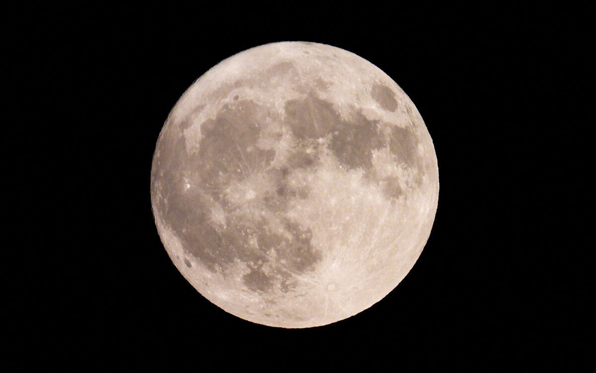 Cuándo y cómo ver la Luna azul de agosto