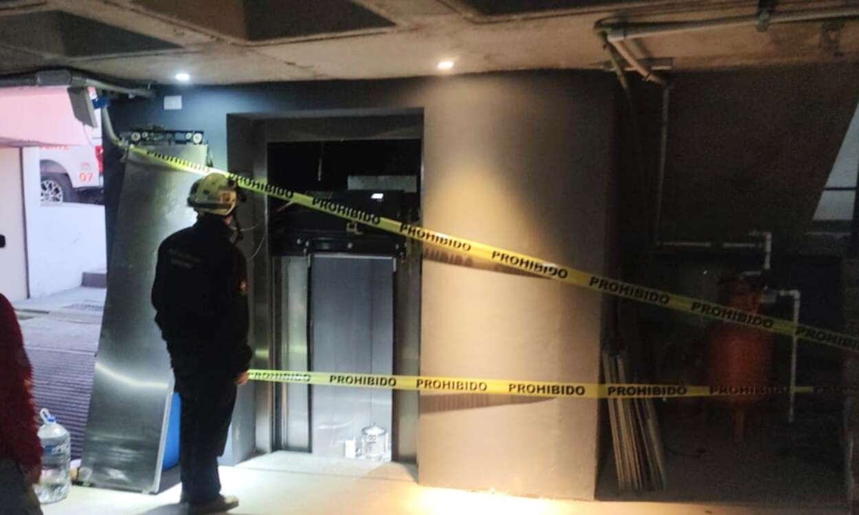 Se desploma elevador en Coyoacán; un hombre muere y una mujer es rescatada