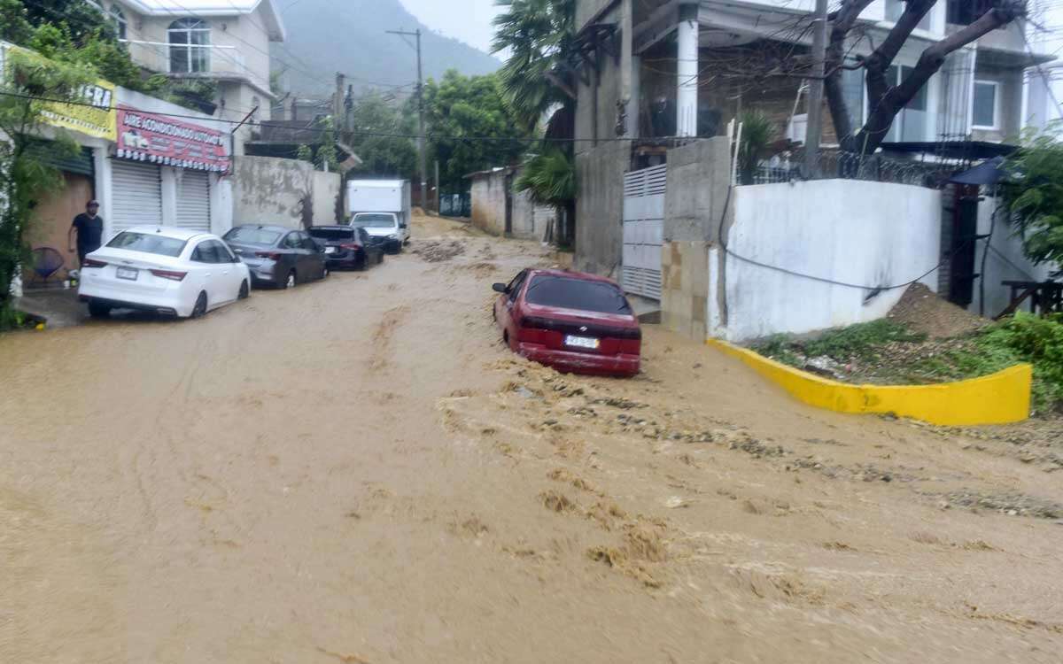 Sube a cinco la cifra de muertos tras el paso del huracán John en Guerrero