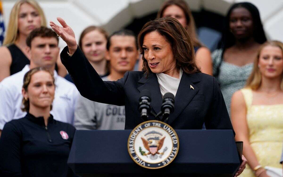 Kamala Harris aparece en público; afirma que Biden ha hecho más en un mandato que otros en dos