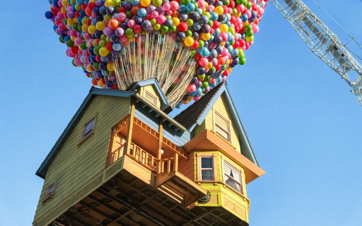 Ahora podrás pasar la noche en la casa flotante de UP, con más de 8,000 globos