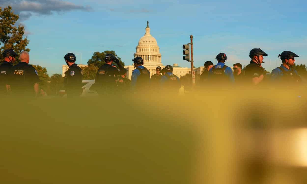 Arrestan a hombre con antorcha y pistola de bengalas en el Capitolio