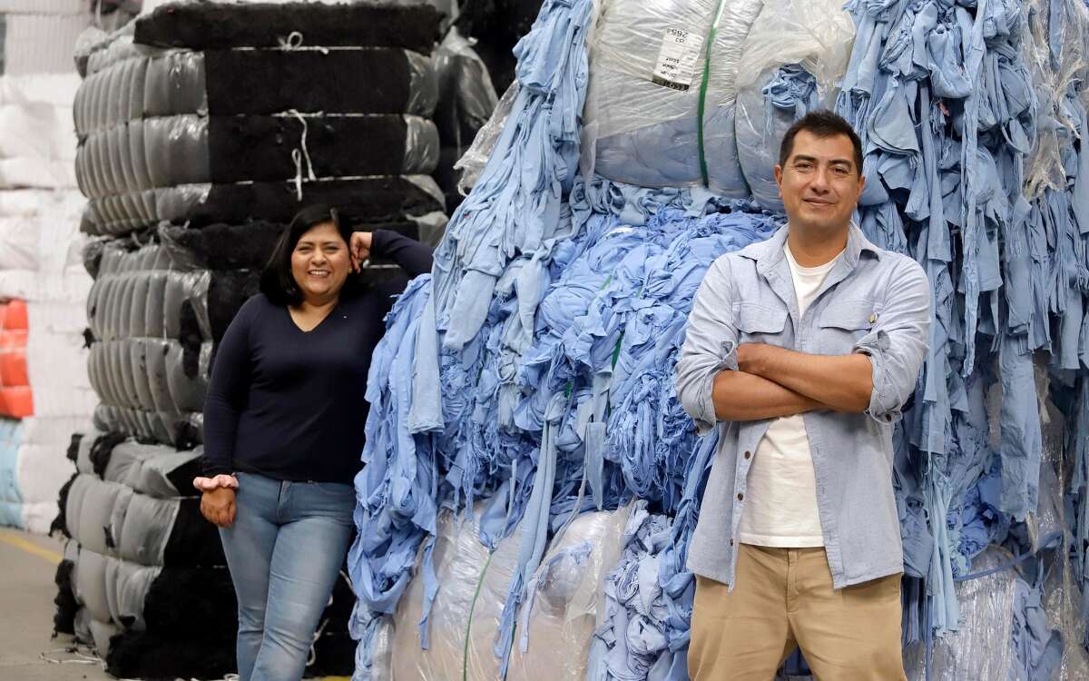 Dos hermanos emprendedores mexicanos fabrican ropa con desechos textiles de grandes fábricas